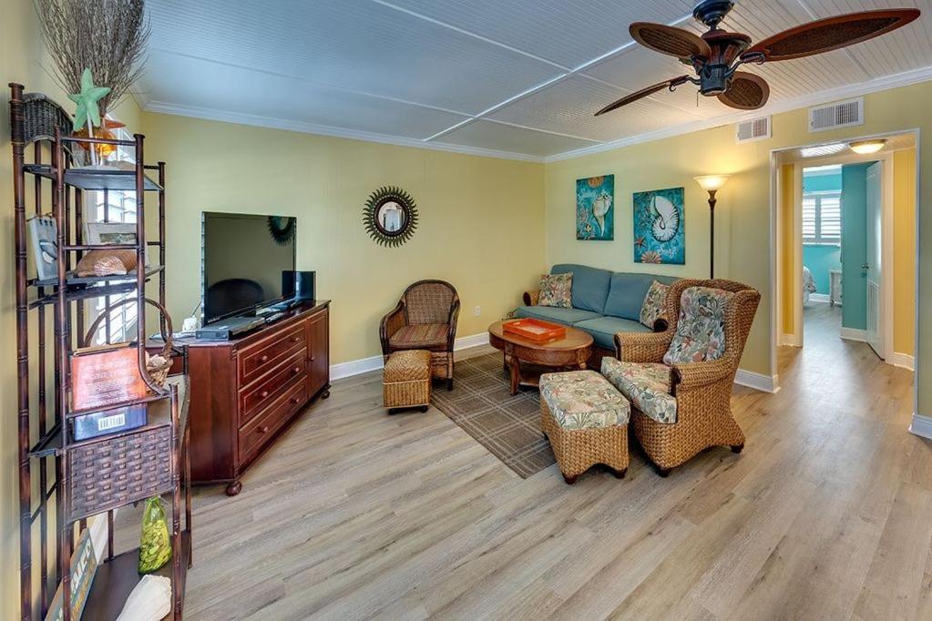Beach Getaway Pool Condo Between The Island Marina And Beach Bradenton Beach Exterior photo