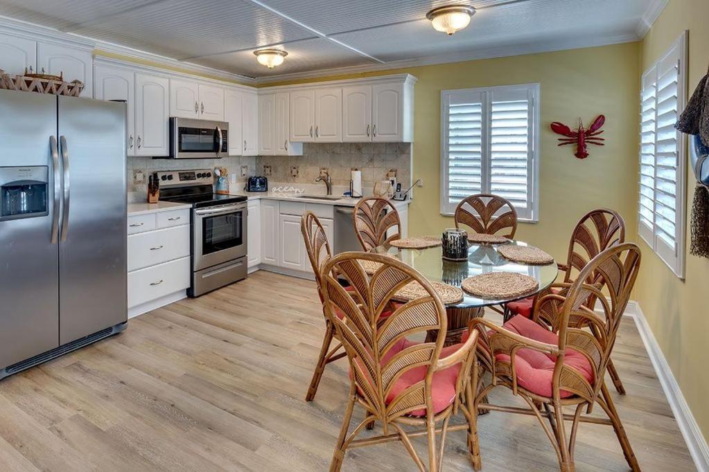 Beach Getaway Pool Condo Between The Island Marina And Beach Bradenton Beach Exterior photo